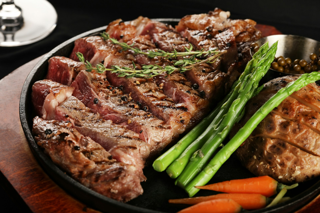 steak with asparagus and baby carrots in the best restaurants in mountain house